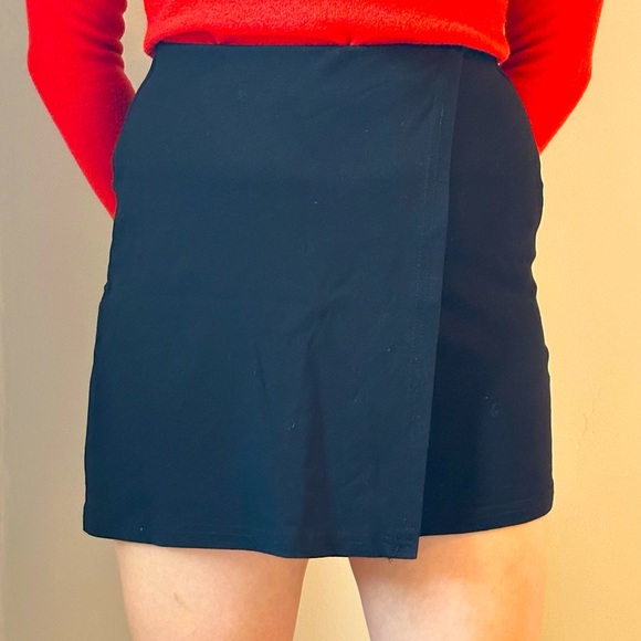 Black Wrap Mini-Skirt 🖤 - Picture 1 of 3